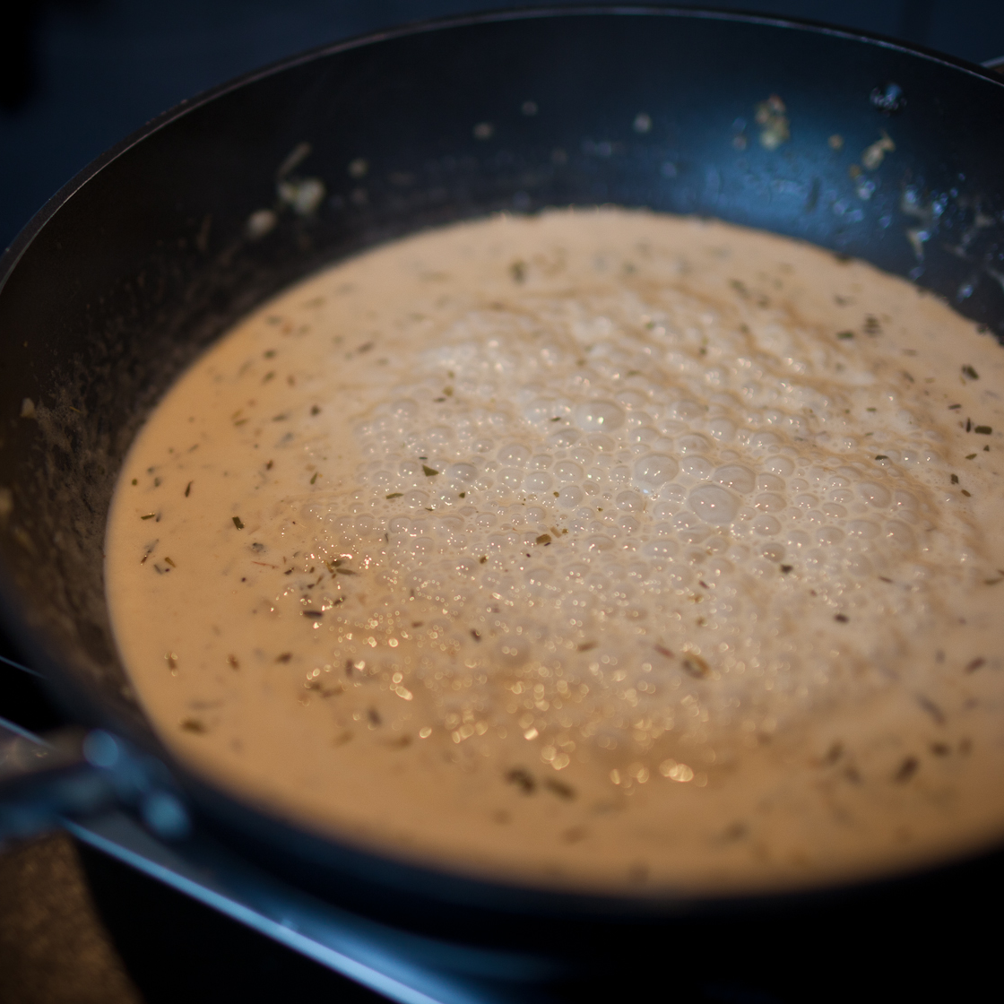 Sauce poivrade au crémeux de poires à Botzi Romand’iz